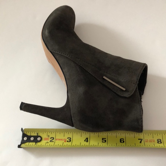 Vince Camuto 8.5 Gray Ankle Boot Black Heel suede zipper Silver Detail Excellent - Picture 10 of 10
